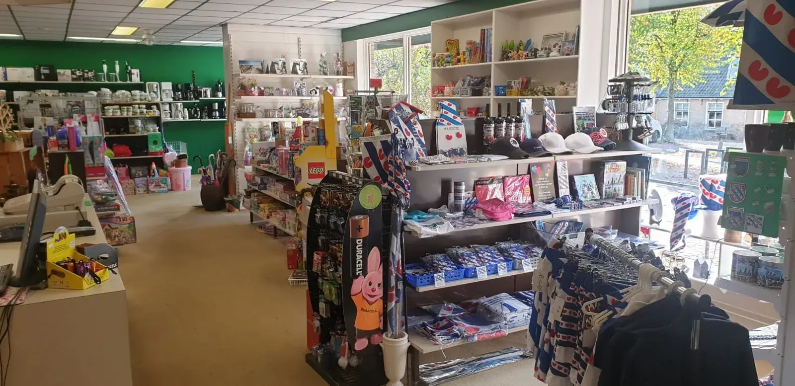 De winkel van Bokma op De Brink in Oudemirdum