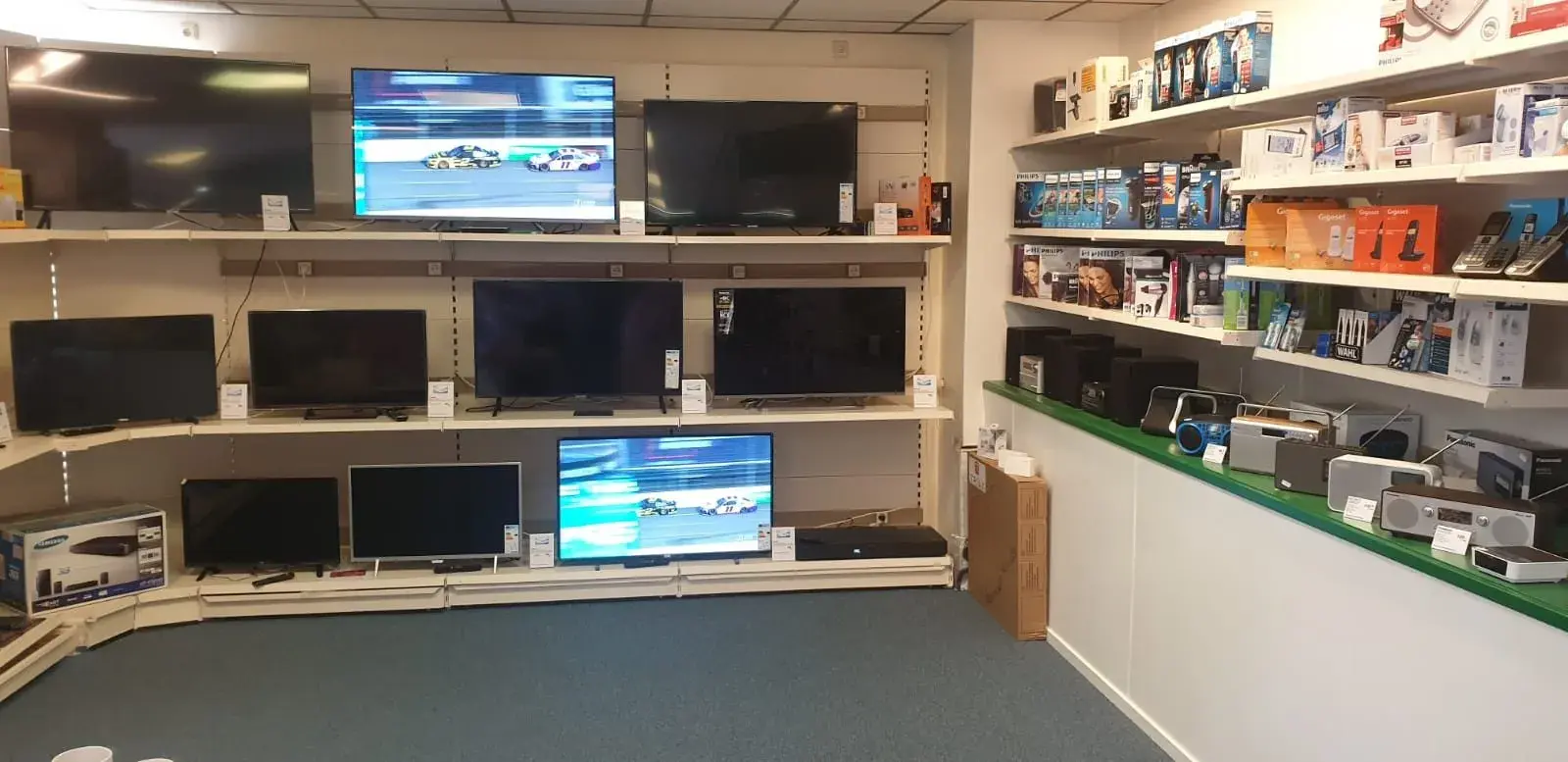 Televisies en audio in de winkel van Bokma Oudemirdum