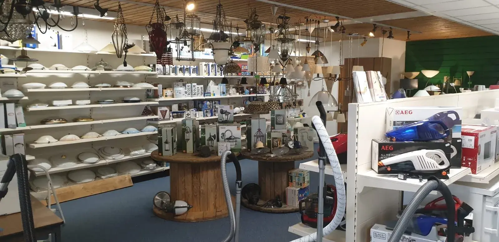 Verlichtingsaanbod in de winkel van Bokma op De Brink